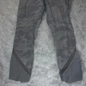Lululemon Wunder Under with Scallop Trim and Mesh White Camouflage size 12 thumbnail 3