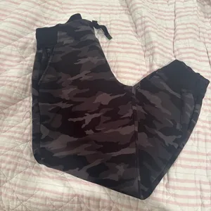 Athleta  thumbnail 2