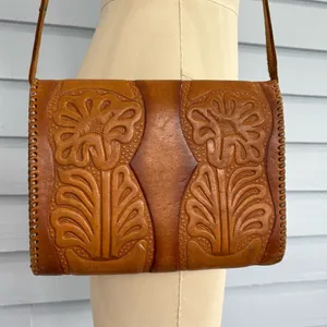 Vintage 70s Floral Tooled Cowhide Leather Crossbody Bag thumbnail 3