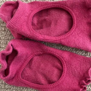 Toesox Half Toe Bellarina Grip Socks Size Medium Dark Pink Barre Pilates EUC thumbnail 9