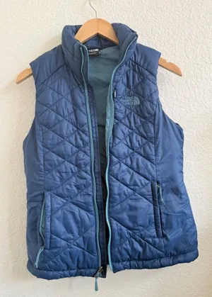 The North Face Navy Teal Trim Quilted Vest Size‎ Small Women’s thumbnail 1