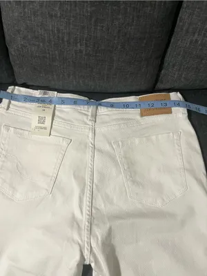 Levi's Signature by Levi Strauss White Women's Jean Shorts thumbnail 7