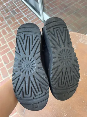 UGG ultra mini black sz 5 women In great condition thumbnail 2