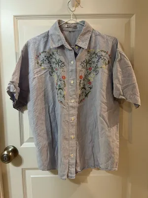 Size L/XL Maggie & Max Light Blue Pinstriped Button Down T-Shirt with Floral Embroidery thumbnail 1