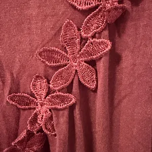 $70 NWOT POL Boho Chic Floral Embroidered Babydoll Tunic – Deep Burgundy S thumbnail 4