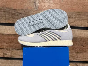 Adidas women’s 9.5 thumbnail 2