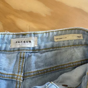PacSun Mom Shorts Light Wash Distressed Denim High Waisted Size 23 Festival thumbnail 4
