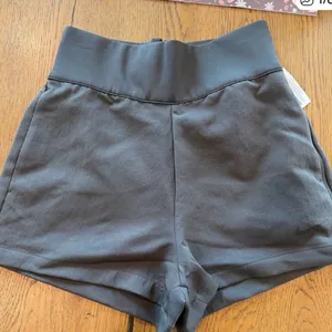 Nike Women’s charcoal gray High Waisted Athletic Shorts Medium NWOT thumbnail 1