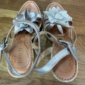 Born Metallic Flower Embellished Wedge Sandals Women's 6 Open Toe 4" Heel thumbnail 11