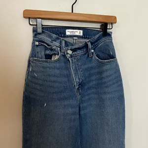 ABERCROMBIE- Curve Love Ultra High Rise 90s Straight Jean Criss-Cross thumbnail 5