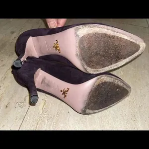 Prada Auth‎ Purple Suede Classic Pump Ruffle Heel 4” Shoe Size 37.5 US 7 thumbnail 5