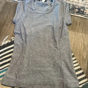 Lululemon short sleeve athletic top in size 4z. thumbnail 3