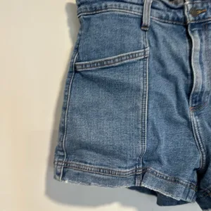 Abercrombie & Fitch Sz:32/14 Mall Brand high waited denim shorts ruffled waist. thumbnail 7