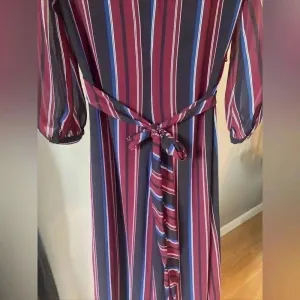 Madewell Wrap-Around Maxi Dress in Stockdale‎ Stripe Maroon Navy Size 00 ($178) thumbnail 4