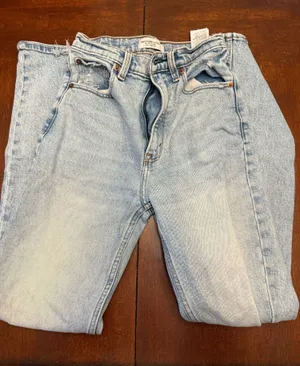 Abercrombie High-Rise Jeans Ultra Straight thumbnail 1