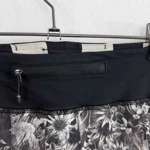 Lululemon Skort Womens 2 Black White Floral Ruffle Pace Setter Skirt thumbnail 4