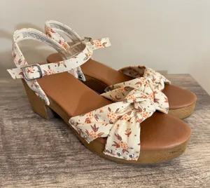 Universal Thread Faux Wood Clog Sandals Women’s Size 9.5 Floral Buckle Boho thumbnail 1