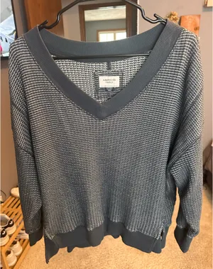 American Eagle V-Neck Sweater  thumbnail 1