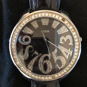Whimsical large face GUESS watch thumbnail 2