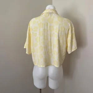 Forever 21 Hawaiian Hibiscus Cropped Button Down Shirt, Medium thumbnail 2