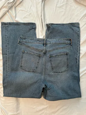 Old Navy Extra High-Rise Sky-Hi Wide-Leg Jeans thumbnail 4