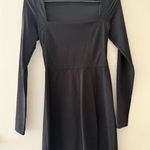 Long sleeve short black dress thumbnail 4