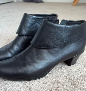 Black leather boots Munro size nine real leather thumbnail 1
