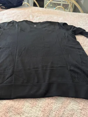 Lulu lemon 🍋 Black swiftly top a wider fit. thumbnail 3