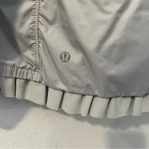Lululemon Spring Fling Puffy Windbreaker Silver Spoon Ruffle Trim Hooded Size 6‎ thumbnail 8