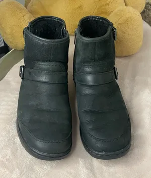 UGG Australia Dawn Black Short Leather Lug Sole Boots Women's Size 9 thumbnail 1