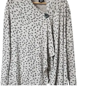 Bobeau Grey Leopard One-Button Fleece Wrap/Cape/ Cardigan thumbnail 6