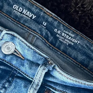 Old Navy Extra Stretch High Rise Distressed Straight Denim Jeans Size 12-Long thumbnail 2