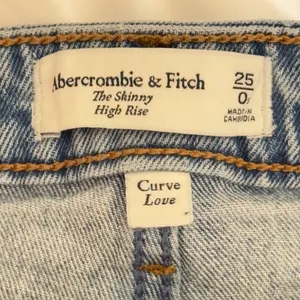 399 | Abercrombie & Fitch Curve Love High Rise Skinny Distressed Jeans Blue‎ 25 thumbnail 3