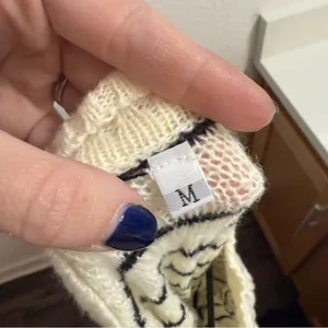 Cozy Cream and Black Checkered Sweater White Size M thumbnail 3