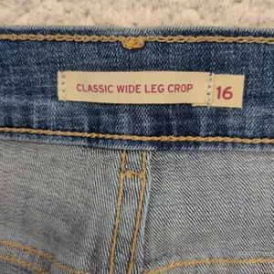 Levis Classic Wide Leg Crop Jeans Womens 16 Medium Wash Blue High Rise thumbnail 3