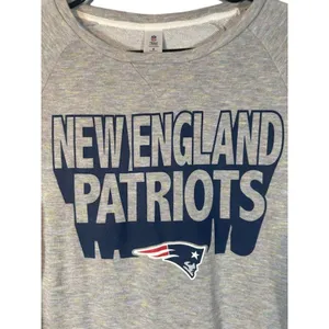 NFL Women’s Gray New England Patriots Long Sleeve Football T-Shirt Size Medium thumbnail 3