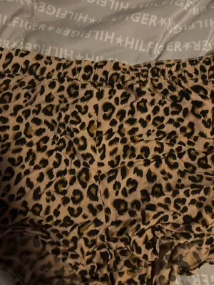 Women size 8 leopard shorts thumbnail 4