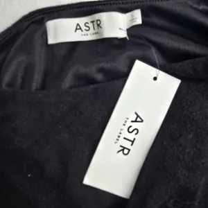 ASTR The Label NWT -747 Drape Sleeveless Midi Dress‎ Black Ruched Womens Large thumbnail 4