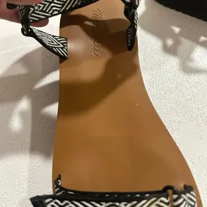 Madewell Black & White Geometric Strap Sandals Size 8.5 Boho Tribal Flat Sandals thumbnail 12