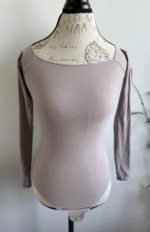 SKIMS Essential Long Sleeve Scoop Neck Bodysuit Taupe Brown Small‎ thumbnail 1