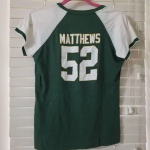 Green Bay Packers Majestic Womens V-Neck T-Shirt With Matthews #52 & Logo Graphi thumbnail 2