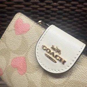 coach Medium Corner Zip Wallet In Signature Canvas With Heart Print cq146 thumbnail 6