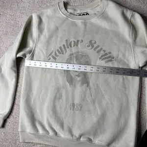 Women's Authentic Taylor Swift Size Small Cream Vault Tour Crewneck Sweater‎ thumbnail 4