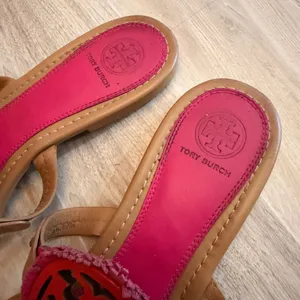 Tory Burch Miller Sandals Women 9M Pink Tan Good Fringe Logo Thong Flats thumbnail 5