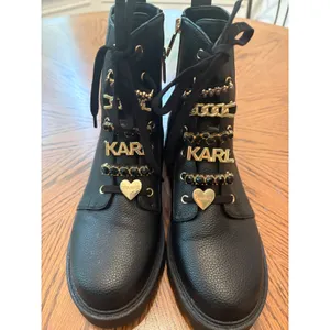 Karl Lagerfeld Paris Womens Black Leather Combat Boots Gold Charms Lug‎ Sole thumbnail 3