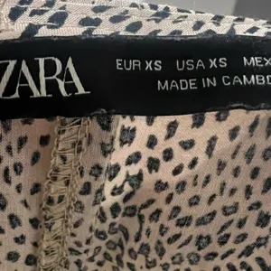Zara animal print v neck blouse thumbnail 8