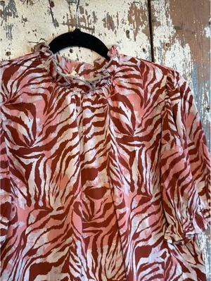 Entro pink burgundy patterned short sleeve blouse size small thumbnail 3