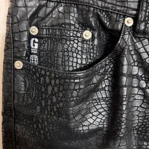 Vintage Guess Jeans 1990s Black Crocodile Embossed Faux Leather Pants Size 33 thumbnail 2