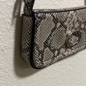 Topshop Finley Faux‎ Snakeskin Baguette Shoulder Bag Grey Black Snake Print thumbnail 6