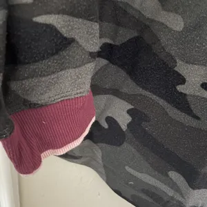 Kensie Women Camo Long Sleeve Top Grey Black Burgundy Trim Size L thumbnail 3
